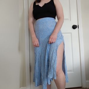 H&M Blue Daisy Print High Waisted Midi Flare Skirt with Side Slit 💙